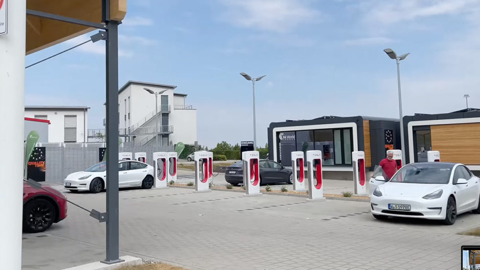 In Deutschland Tesla Er Ffnet Cube Lounges An Supercharger