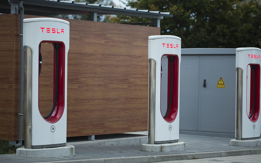 Tesla plant mega Supercharger-Station mit Retro-Restaurant