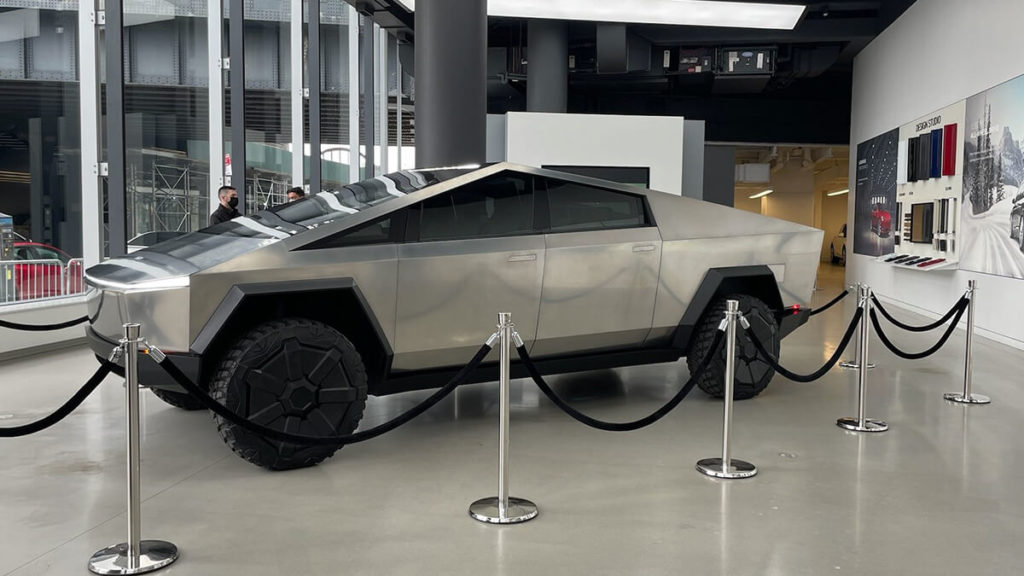 Elon Musk fährt Tesla Cybertruck in New York vor