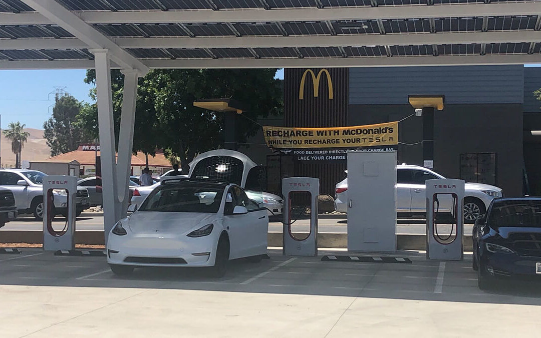 McDonald’s bringt Tesla-Fahrern Essen direkt an die Ladesäule