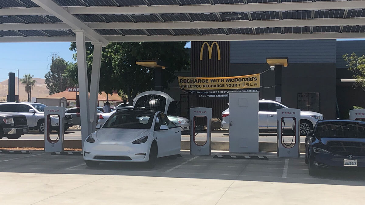 McDonald's bringt Tesla-Fahrern Essen direkt an die Ladesäule