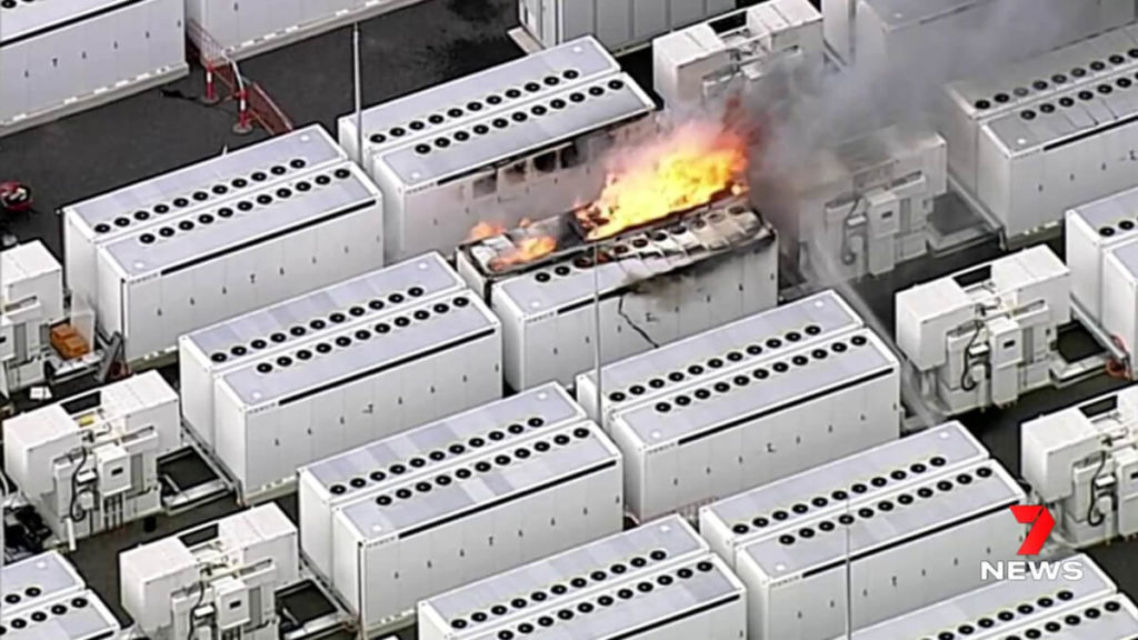 Tesla Megapack brannte 4 Tage lang – über 100 Feuerwehrkräfte im Einsatz
