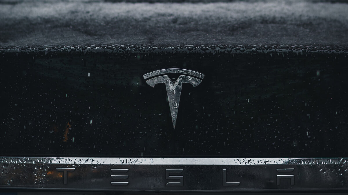 Tesla fahren im Winter: so kann man Akku sparen und Reichweite optimieren