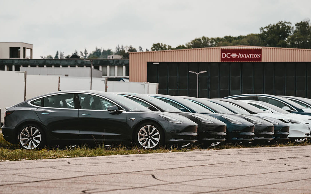 Tesla enteilt deutscher Autobranche: 137 % Wachstum während Audi, Mercedes und Co. schrumpfen