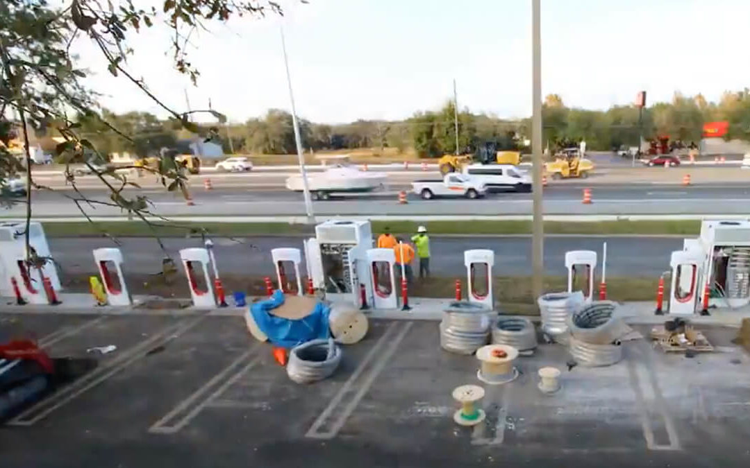 Tesla: Neue Methode ermöglicht drastisch schnelleren Supercharger-Aufbau
