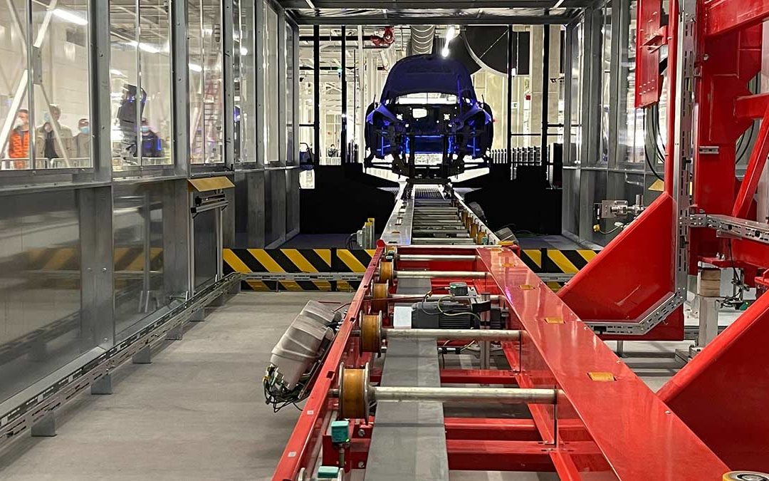 Tesla nimmt Produktion in Shanghai wieder auf: Mitarbeiter schlafen in Fabrik