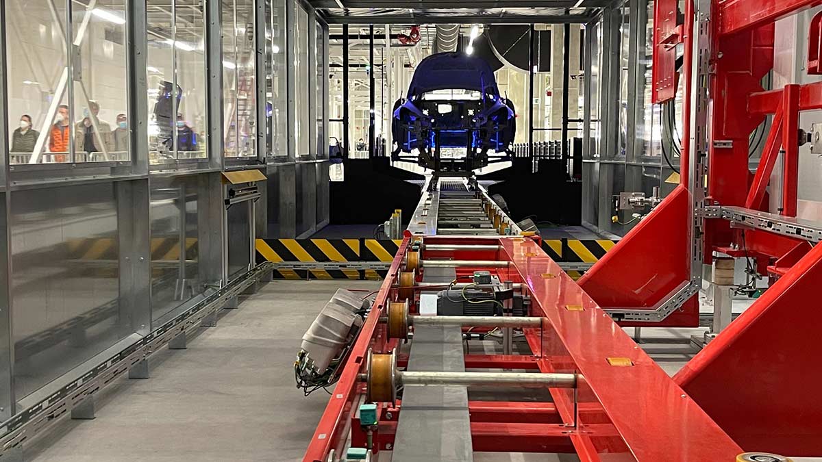 Tesla nimmt Produktion in Shanghai wieder auf: Mitarbeiter schlafen in Fabrik