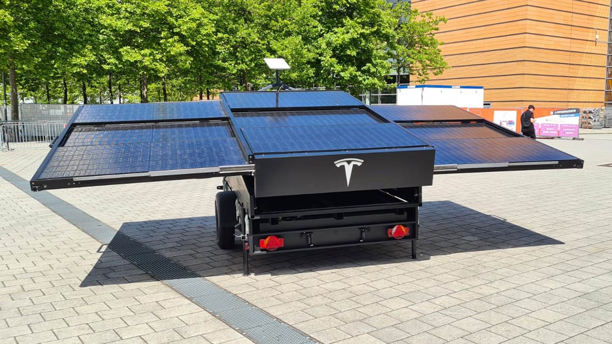 Tesla stellt auf Messe in Hannover Solar-Extender für mehr E-Auto-Reichweite vor