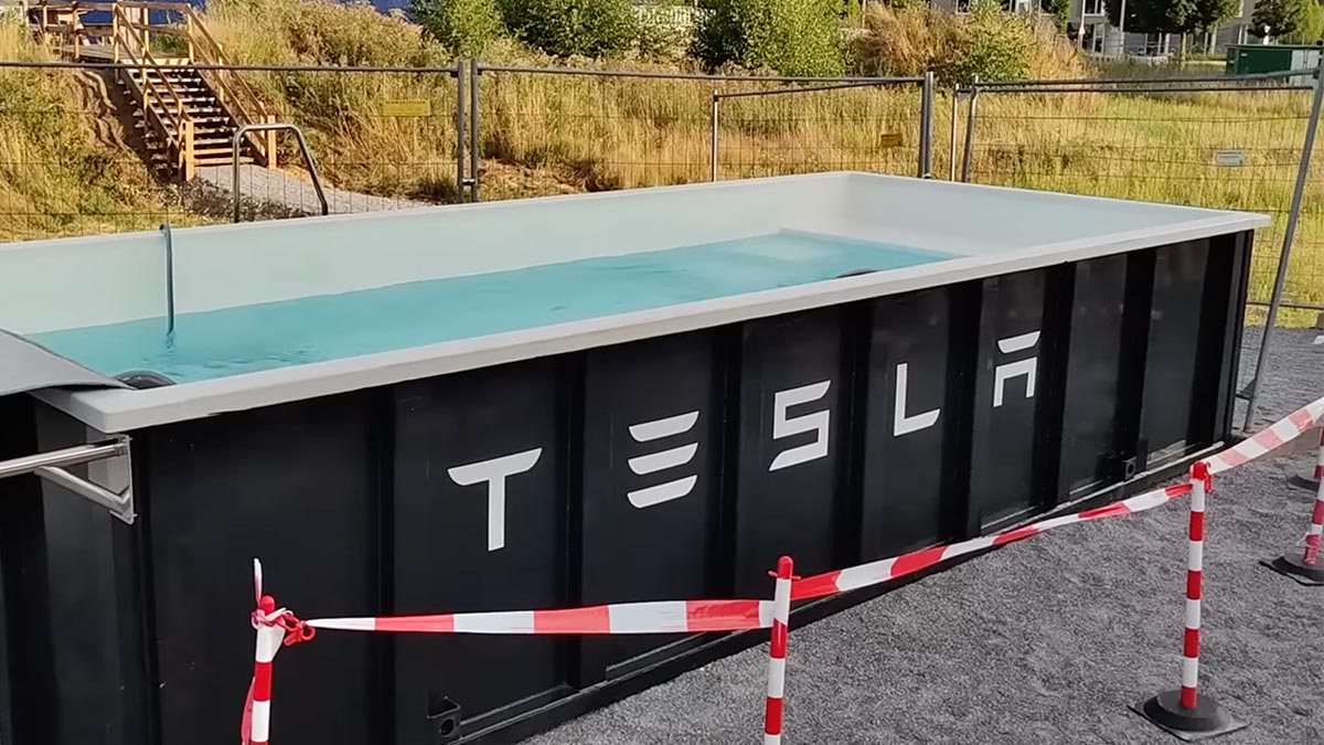Tesla stellt an Supercharger-Station in Hilden Swimmingpool zur Verfügung