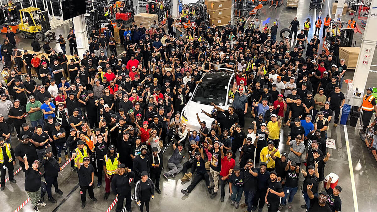 Tesla-Werk in Texas feiert Meilenstein: Model Y Nummer 10.000 rollt vom Band