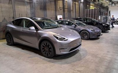 Tesla Model Y in neuem Quicksilver-Lack erstmals auf Messe präsentiert
