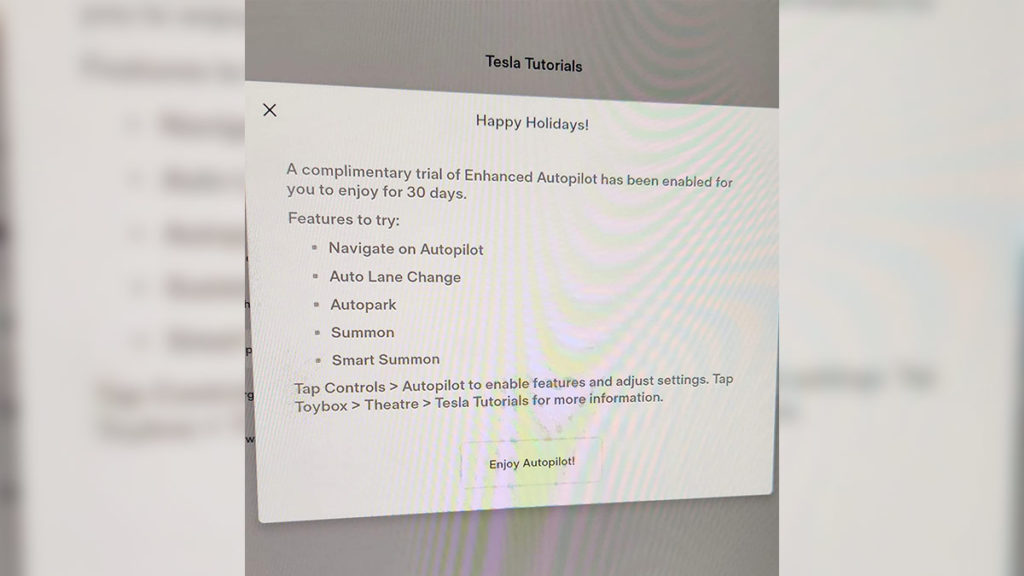 „Happy Holidays“: Tesla schenkt seinen Kunden 30 Tage gratis Enhanced Autopilot