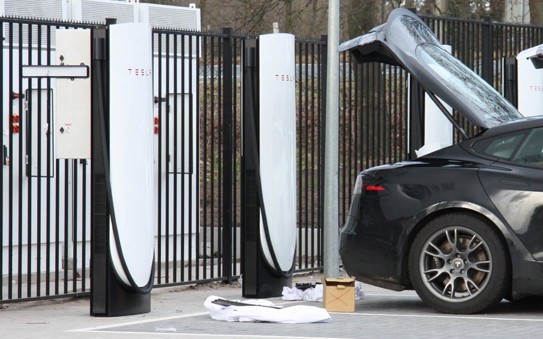 Erste Tesla-V4-Supercharger-Station fertiggestellt – so sehen die neuen Ladesäulen aus