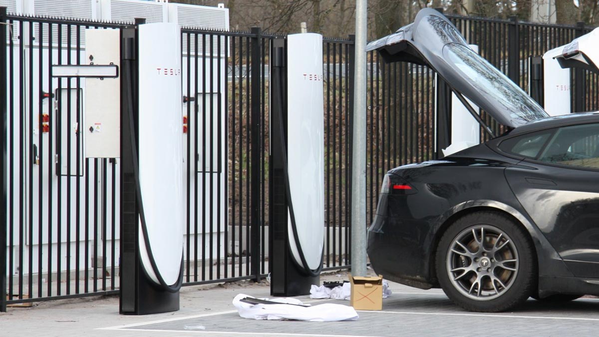 Erste Tesla-V4-Supercharger-Station fertiggestellt – so sehen die neuen Ladesäulen aus