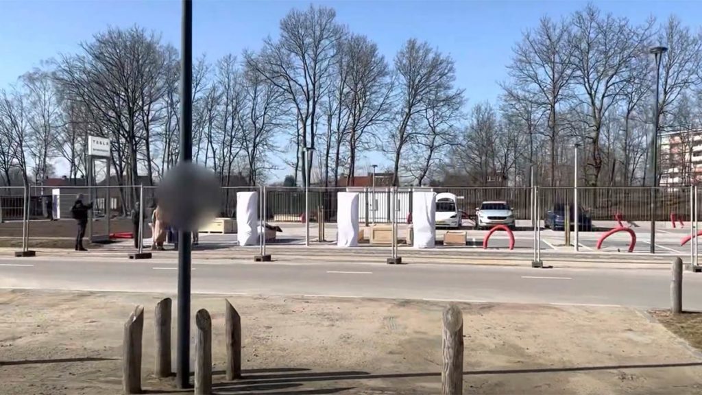 Tesla Supercharger V4: Ladesäulen der nächsten Generation in Europa gesichtet