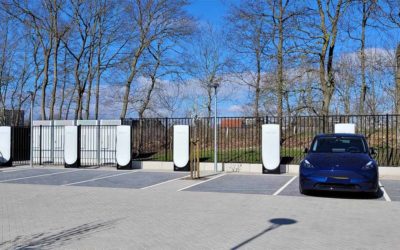 Tesla öffnet ersten V4-Supercharger in Europa für alle Elektroautos