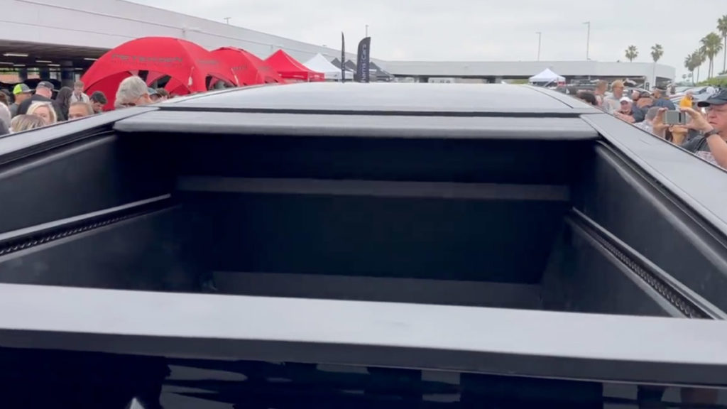 Tesla Cybertruck kurz vor Produktion: Videos zeigen neuen „Vault“