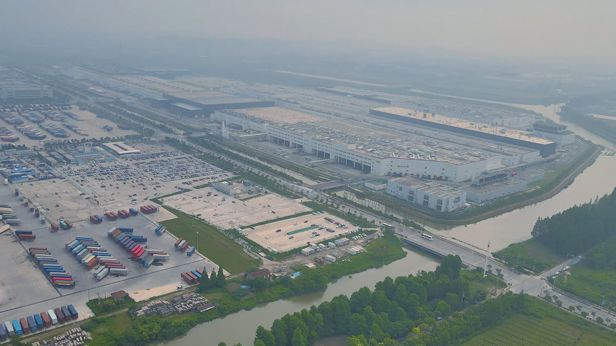 Tesla schränkt Drohnenflüge über Giga Shanghai ein: Tests von Model 3 Highland?