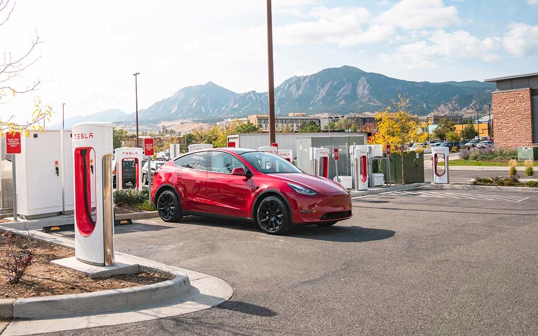 Tesla liefert Autos nun mit niedrigerem Akku – 150 gratis Supercharger-Kilometer als Ausgleich
