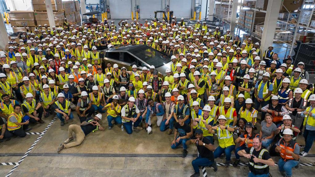 Endlich: Erster Tesla Cybertruck rollt aus Gigafactory Texas