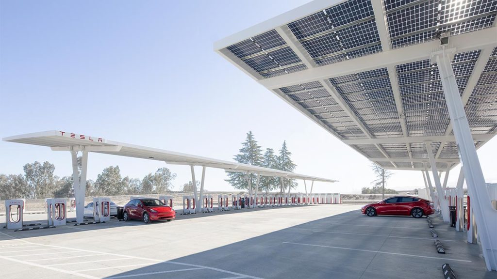 Tesla „CyberCarport“: Neues Produkt könnte Supercharger verändern
