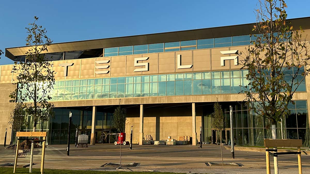 Tesla bietet jetzt Werksführungen in Grünheide als Empfehlungsprämie