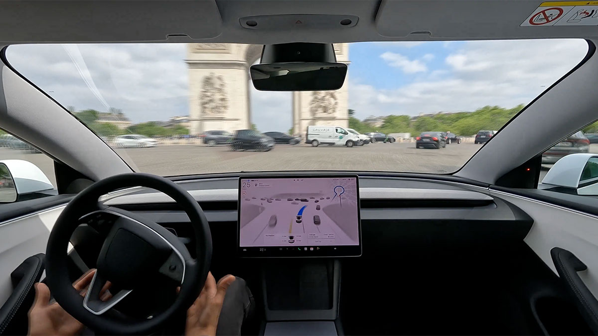 Tesla-FSD meistert Triumphbogen in Frankreich mit beeindruckender Sicherheit
