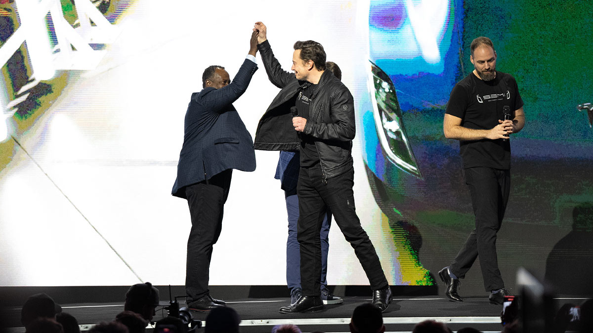 daddy-is-home-elon-musk-tesla-engagement „Daddy is home“: Elon Musk bekräftigt Tesla-Engagement und gibt Einblick in Arbeitsalltag