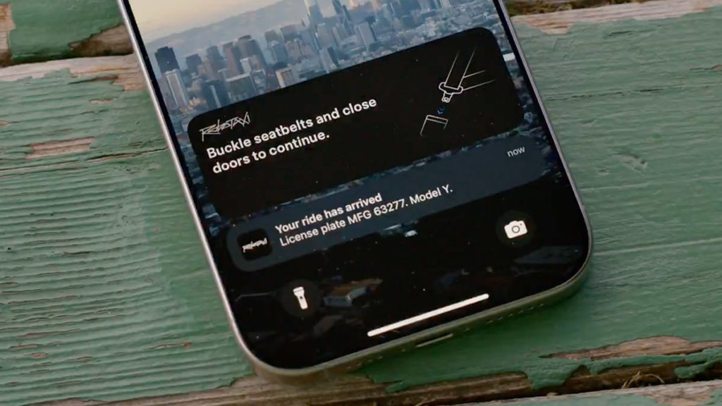 Teslas autonomer Fahrdienst darf erstmals an Flughafen operieren