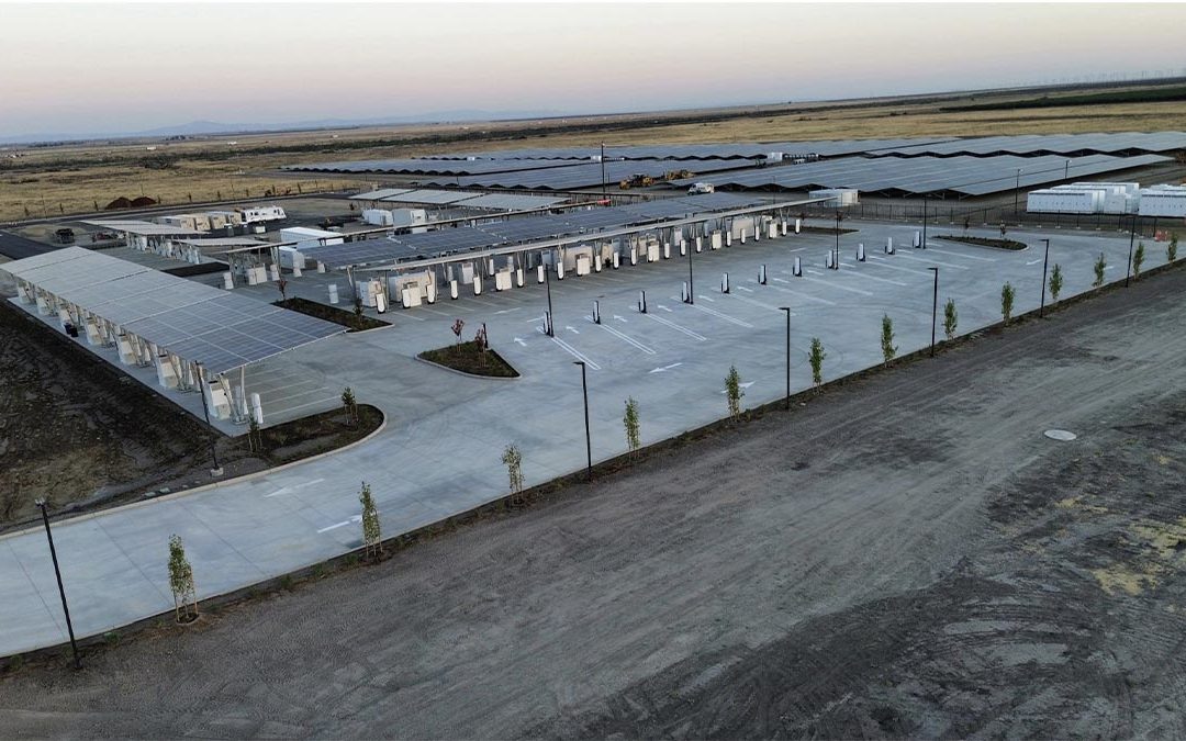 Tesla eröffnet größte Supercharger-Station der Welt mit 168 Ladesäulen