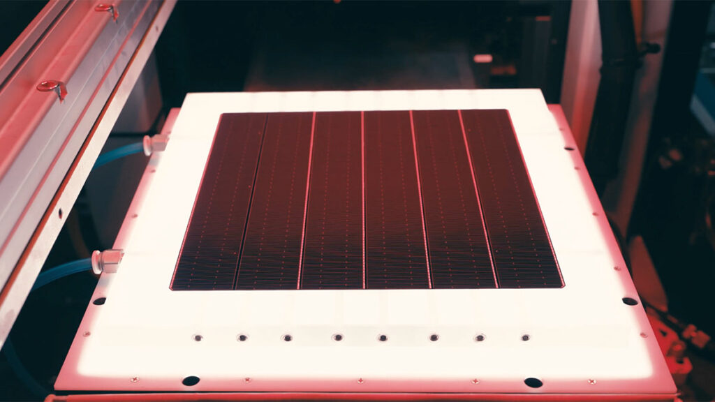 Tesla stellt neue Solarpaneele vor: 420 W Leistung, 18 Segmente