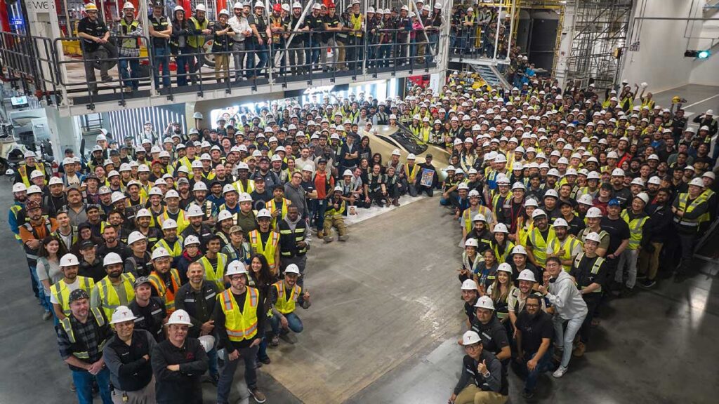 Erstes Tesla Cybercab rollt in Gigafactory Texas vom Band