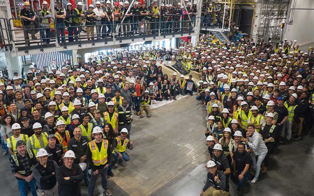 Erstes Tesla Cybercab rollt in Gigafactory Texas vom Band