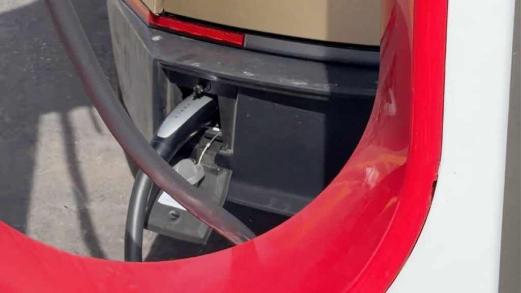 Ladeport von Tesla Cybercab erstmals gesichtet: So lädt das autonome Taxi