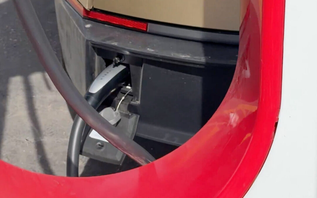 Ladeport von Tesla Cybercab erstmals gesichtet: So lädt das autonome Taxi