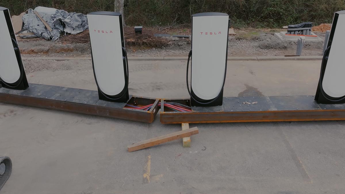 Tesla präsentiert neue „Faltbare Supercharger“: 500 kW, günstiger & schneller im Ausbau