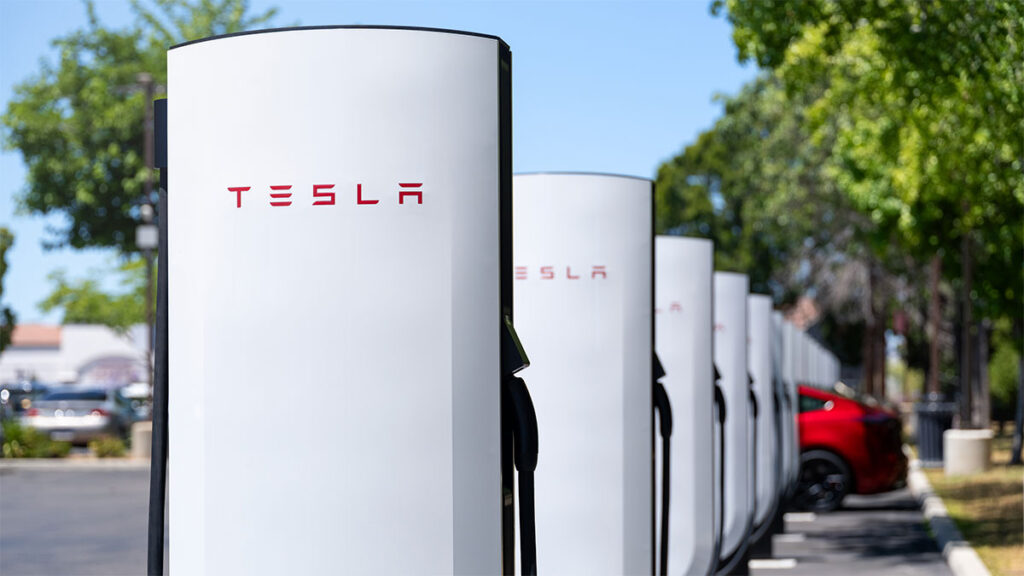 Vorbereitung läuft: Riesiger Tesla Supercharger mit 400+ Ladesäulen in Arbeit