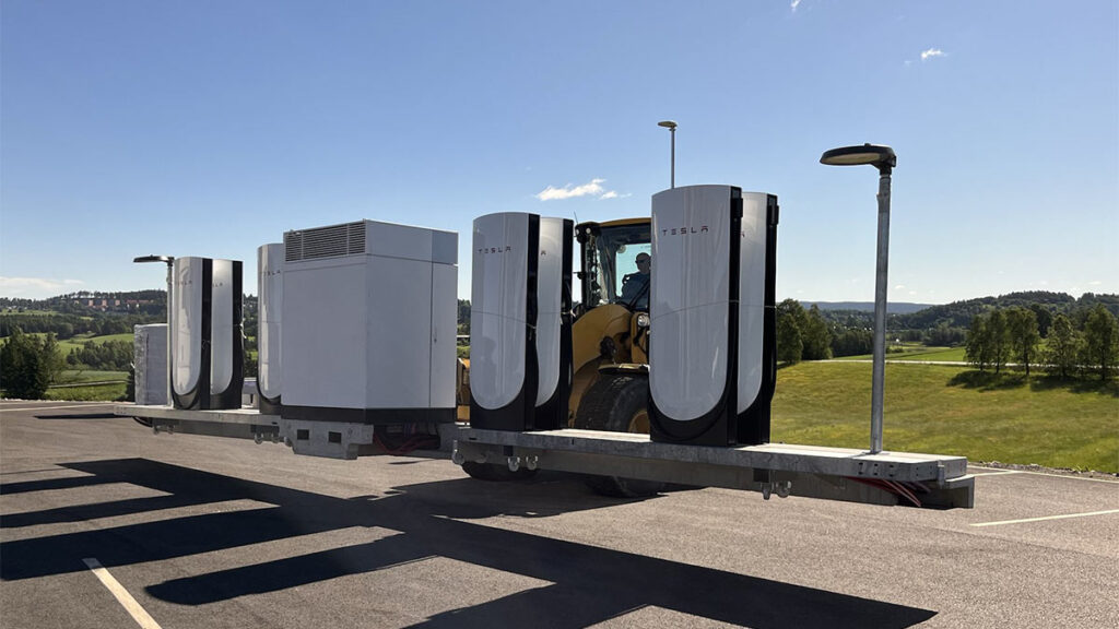 Tesla kündigt erste „faltbare“ Supercharger-Station in Europa an