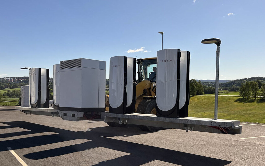 Tesla kündigt erste „faltbare“ Supercharger-Station in Europa an