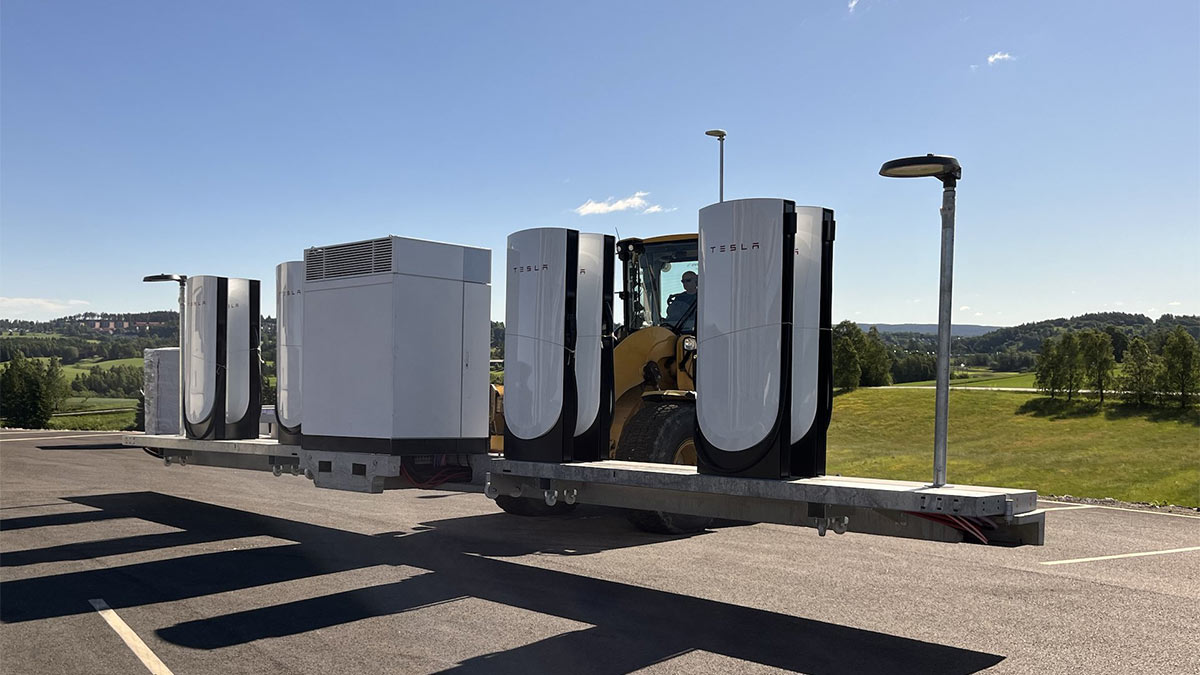 Tesla kündigt erste „faltbare“ Supercharger-Station in Europa an