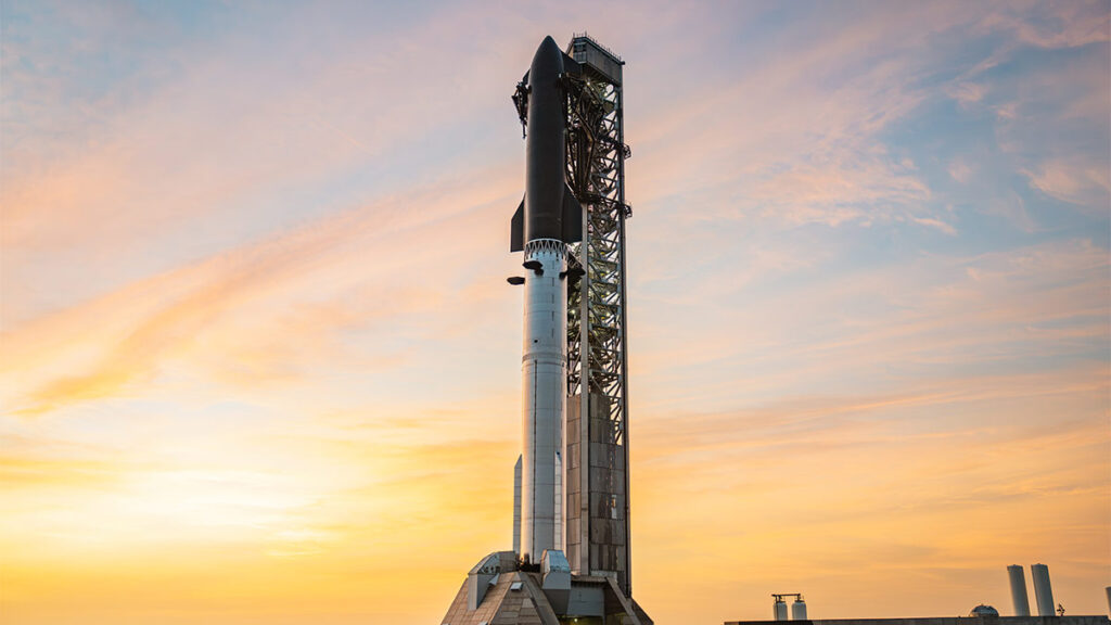 SpaceX absolviert erfolgreich 13. Starship-Testflug mit erster Nutzlast-Beförderung