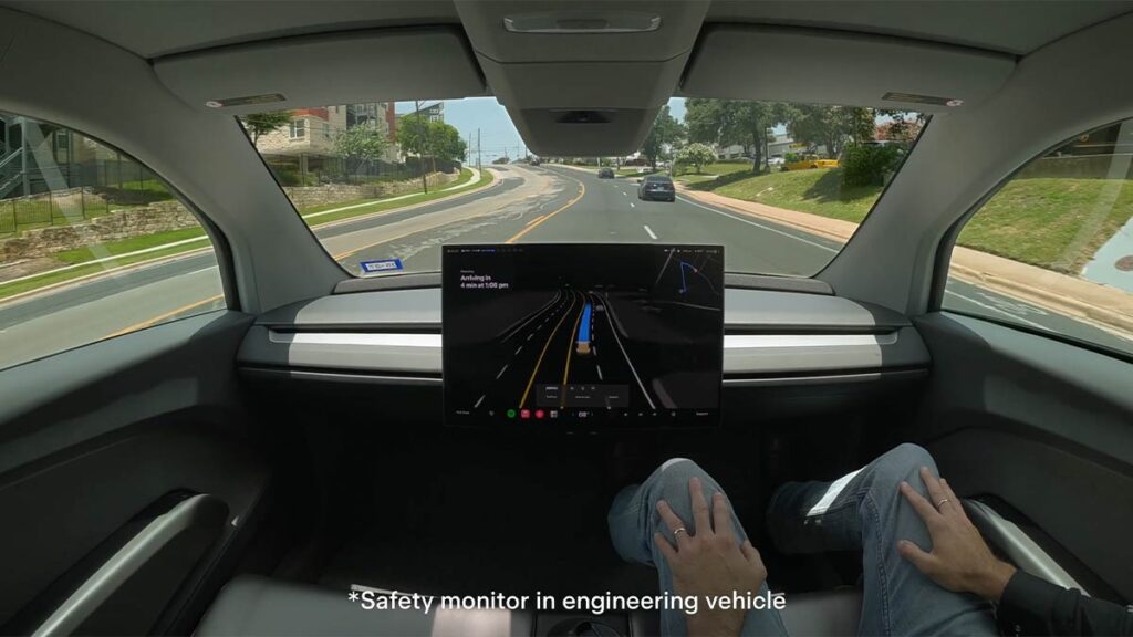 Tesla Cybercab erstmals ohne Pedale und Lenkrad im Straßenverkehr unterwegs