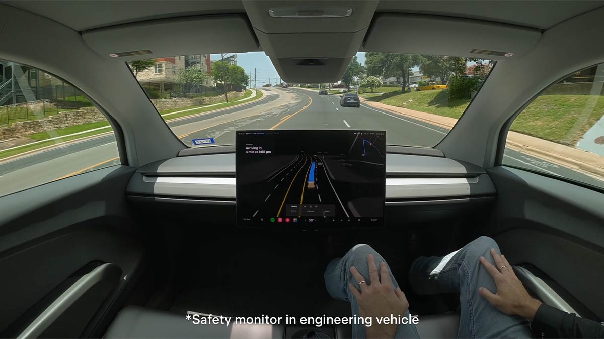 Tesla Cybercab erstmals ohne Pedale und Lenkrad im Straßenverkehr unterwegs